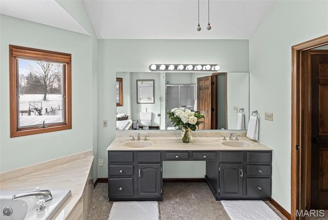 22 Waterford Lane, Glen Carbon, IL 62034