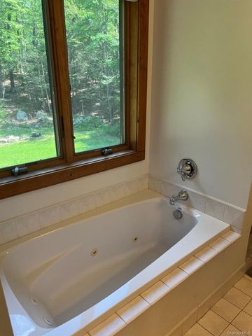 82 Indian Lake Road, Putnam Valley, NY 10579