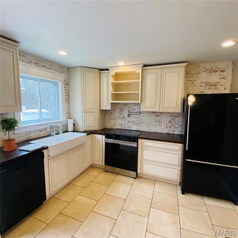 814 Eureka Rd, Eureka, MO 63025