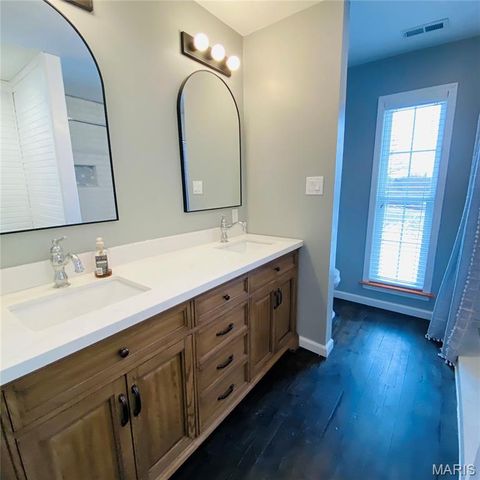 814 Eureka Rd, Eureka, MO 63025