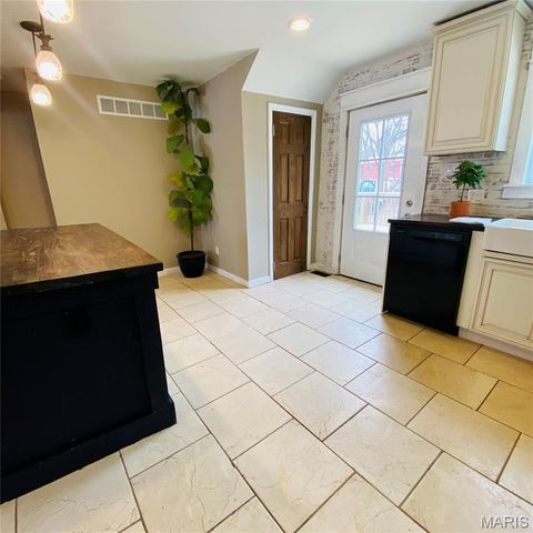 814 Eureka Rd, Eureka, MO 63025