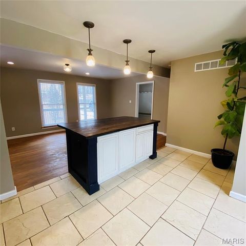 814 Eureka Rd, Eureka, MO 63025