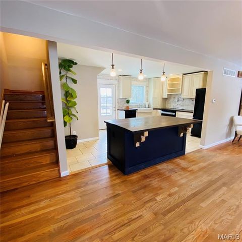 814 Eureka Rd, Eureka, MO 63025