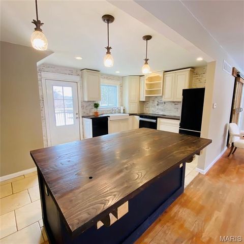 814 Eureka Rd, Eureka, MO 63025