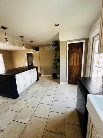 814 Eureka Rd, Eureka, MO 63025