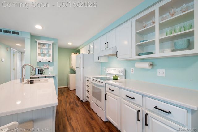 21240 E Glen Haven Circle, Novi, MI 48167