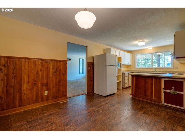 3005 E Lindquist Ct, Newberg, OR 97132