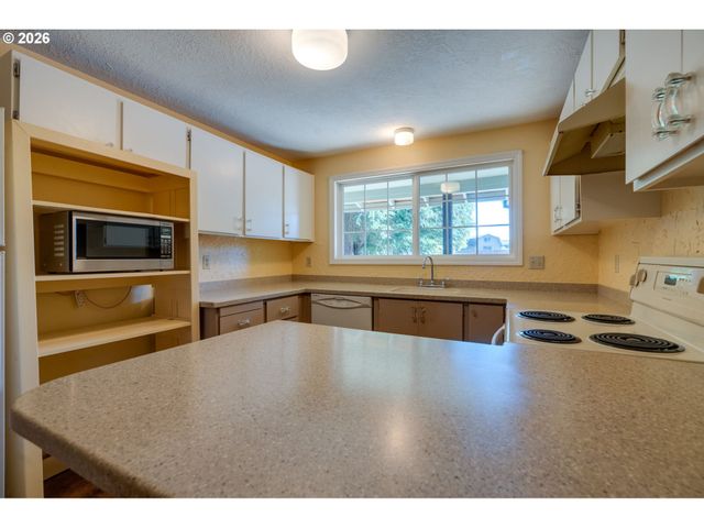 3005 E Lindquist Ct, Newberg, OR 97132