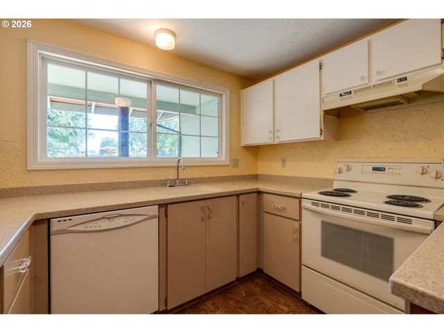 3005 E Lindquist Ct, Newberg, OR 97132