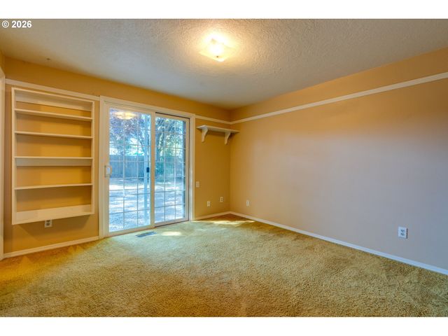 3005 E Lindquist Ct, Newberg, OR 97132