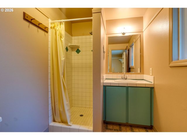 3005 E Lindquist Ct, Newberg, OR 97132