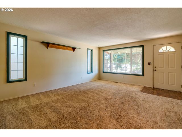 3005 E Lindquist Ct, Newberg, OR 97132