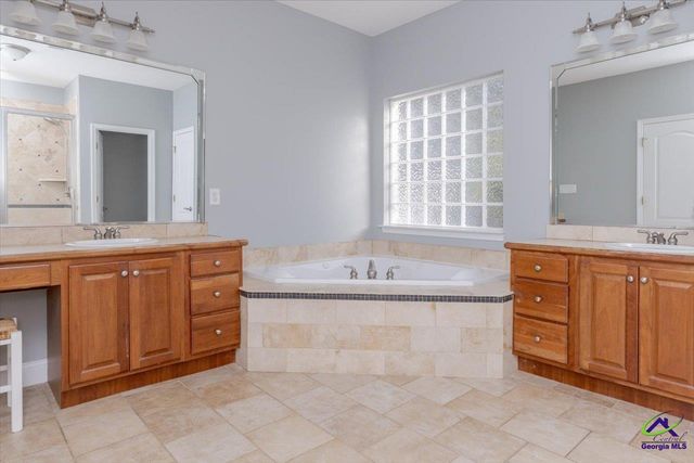 200 River Oak Court, Kathleen, GA 31047