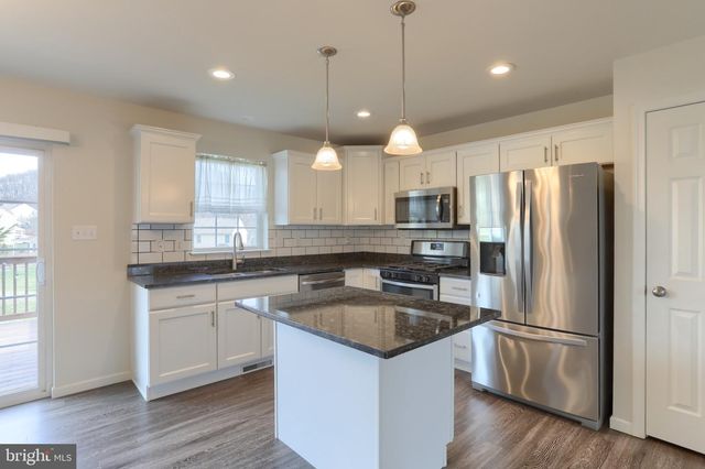 16 WILDFLOWER CIR, Lebanon, PA 17046