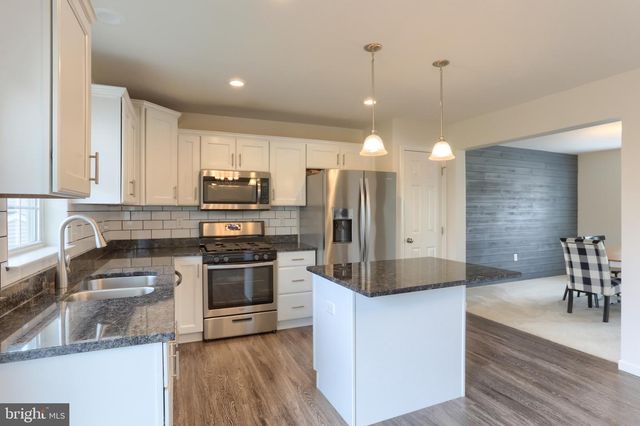 16 WILDFLOWER CIR, Lebanon, PA 17046