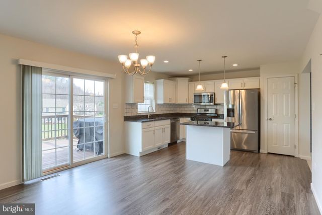 16 WILDFLOWER CIR, Lebanon, PA 17046