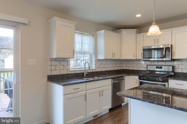16 WILDFLOWER CIR, Lebanon, PA 17046