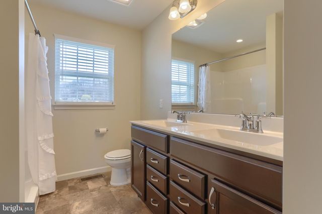 16 WILDFLOWER CIR, Lebanon, PA 17046