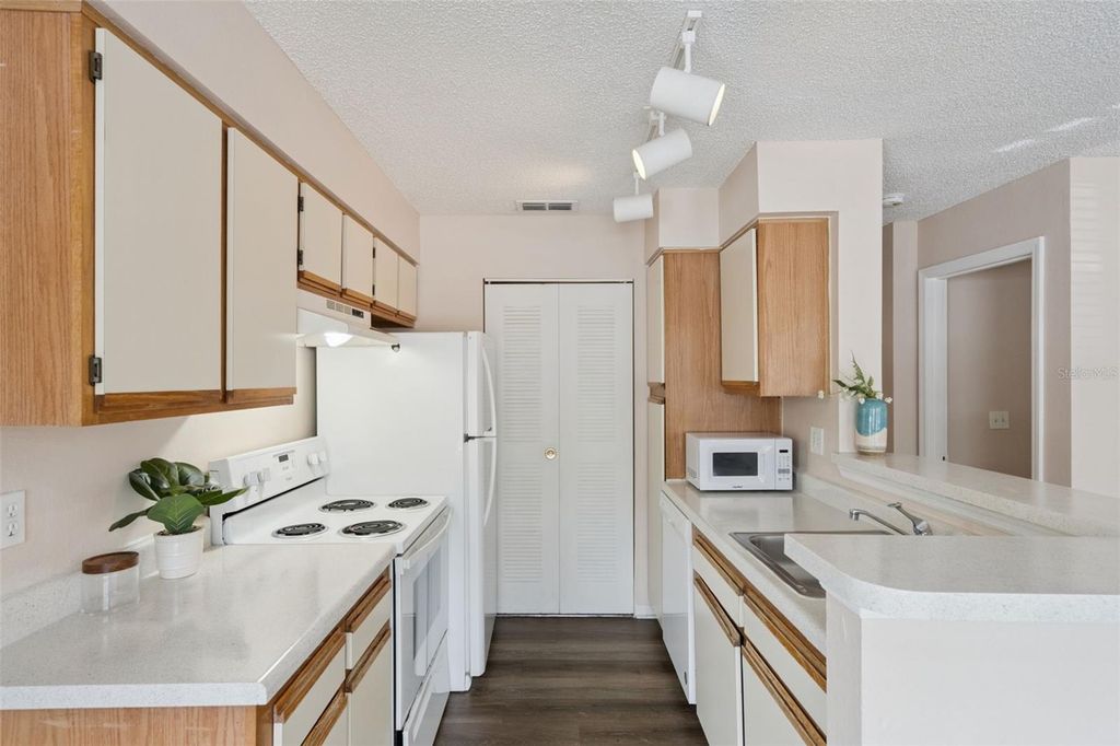 Image 12 of property listing at 1085 S HIAWASSEE ROAD 513, Orlando, FL 32835