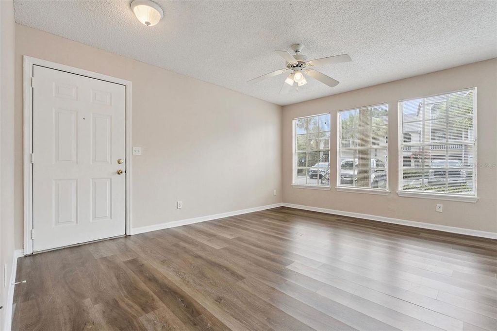 Image 4 of property listing at 1085 S HIAWASSEE ROAD 513, Orlando, FL 32835