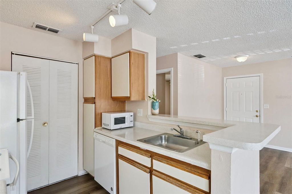 Image 9 of property listing at 1085 S HIAWASSEE ROAD 513, Orlando, FL 32835