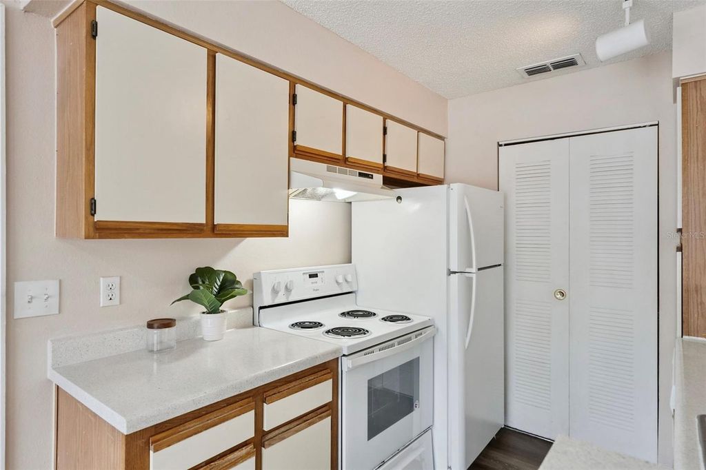 Image 10 of property listing at 1085 S HIAWASSEE ROAD 513, Orlando, FL 32835