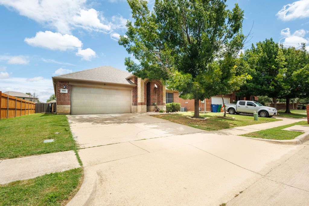 1005 Oarlock Drive, Crowley, TX 76036