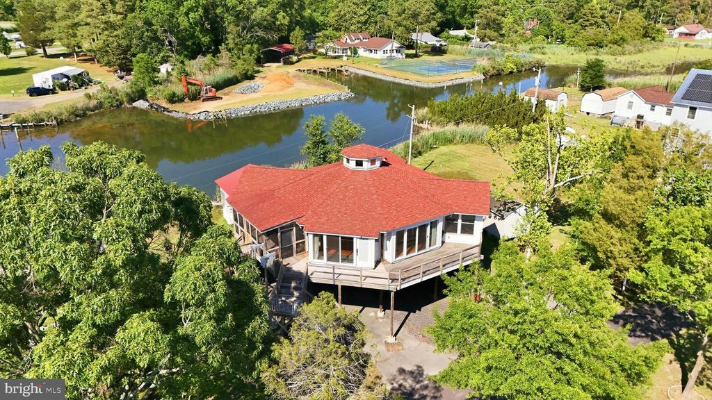 Image 6 of property listing at 13008 PINE GROVE RD, Newburg, MD 20664