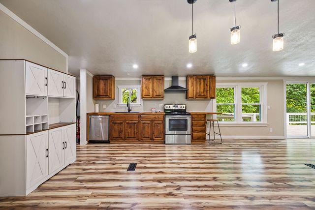 8431 Navajo Trail, Rogers, AR 72756