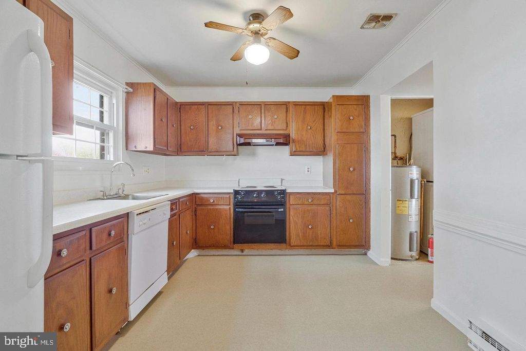 322 E MAPLE AVE, Sterling, VA 20164