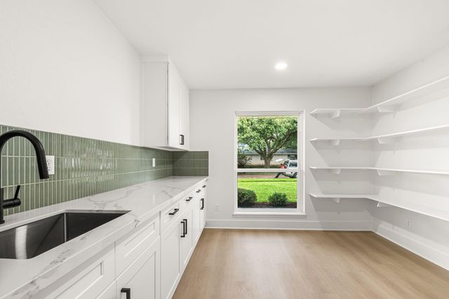 1011 Festival Drive, Houston, TX 77062