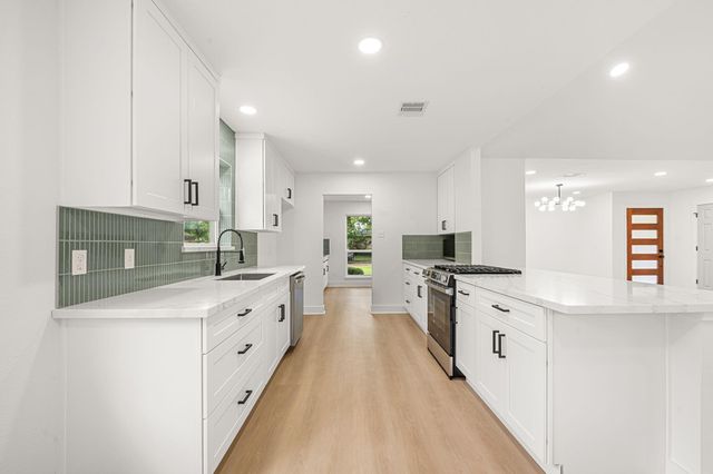 1011 Festival Drive, Houston, TX 77062