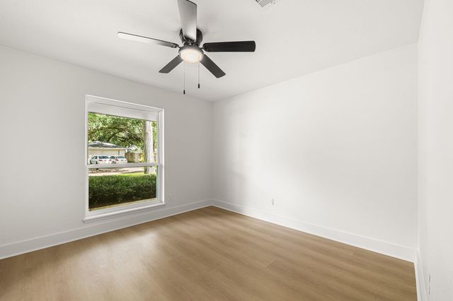 1011 Festival Drive, Houston, TX 77062