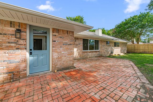1011 Festival Drive, Houston, TX 77062