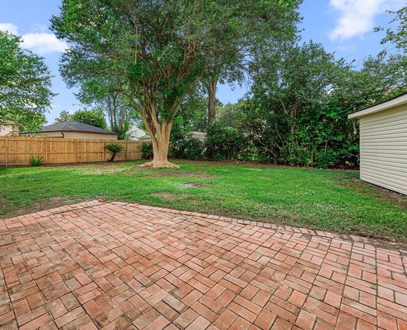1011 Festival Drive, Houston, TX 77062