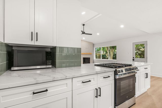 1011 Festival Drive, Houston, TX 77062