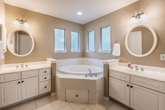 14 N Flickering Sun Circle, The Woodlands, TX 77382