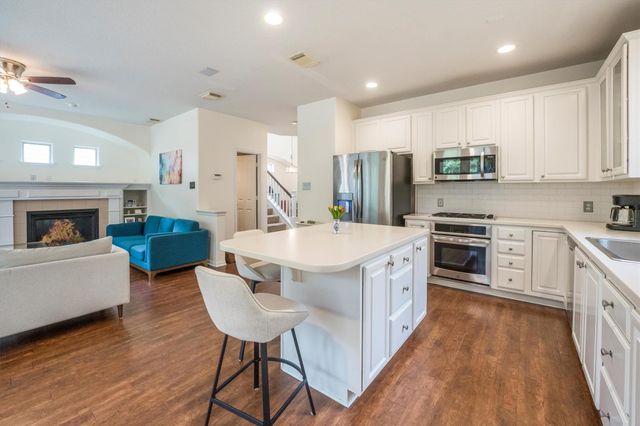 14 N Flickering Sun Circle, The Woodlands, TX 77382