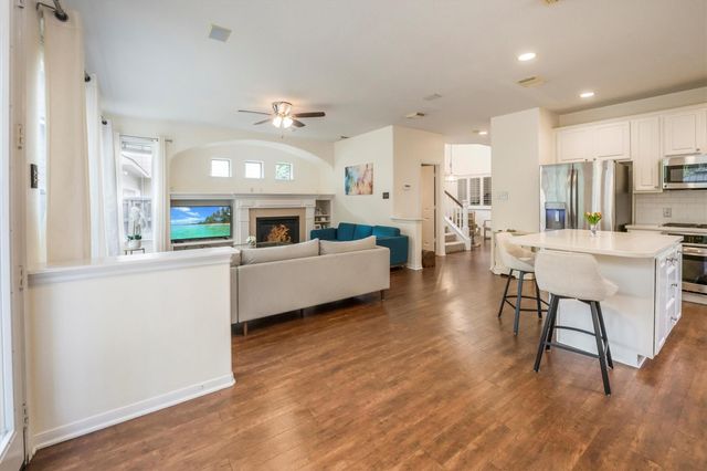 14 N Flickering Sun Circle, The Woodlands, TX 77382