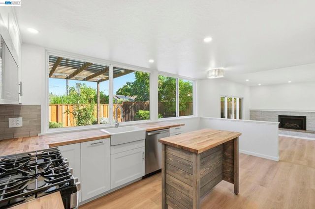 861 Saint John Cir, Concord, CA 94518