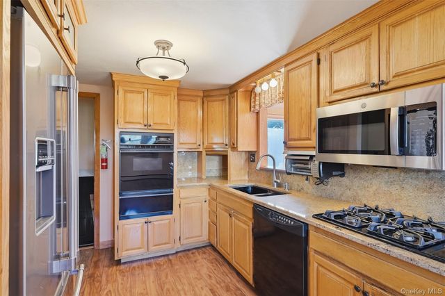 14 Valewood Drive, New Windsor, NY 12553