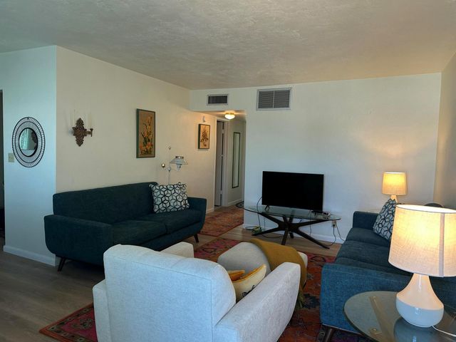 2381 Sunset Avenue 216, Lake Worth Beach, FL 33461