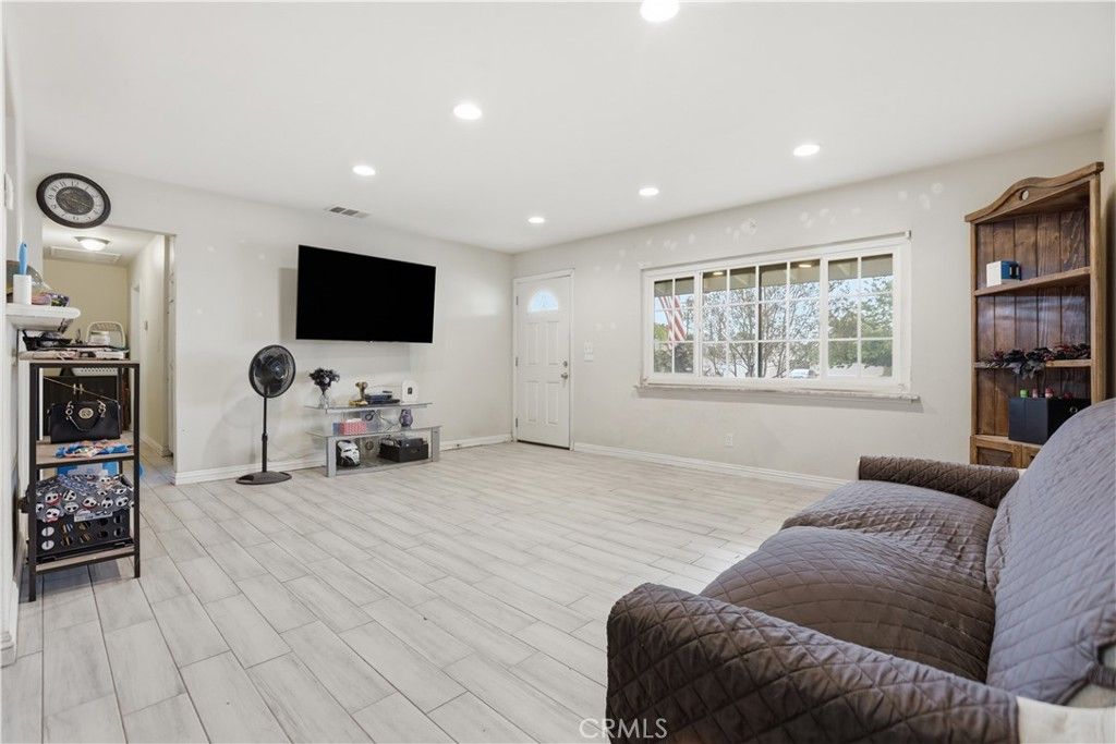 Image 5 of property listing at 1520 S San Dimas, Bloomington, CA 92316