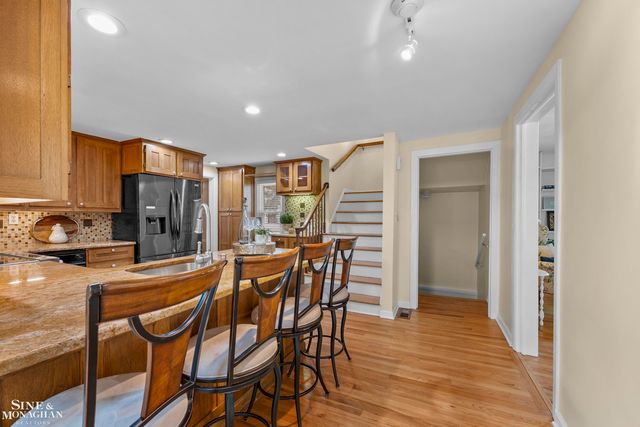 190 Lakeview Avenue, Grosse Pointe Farms, MI 48236