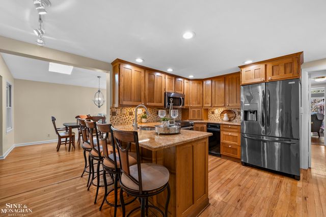 190 Lakeview Avenue, Grosse Pointe Farms, MI 48236