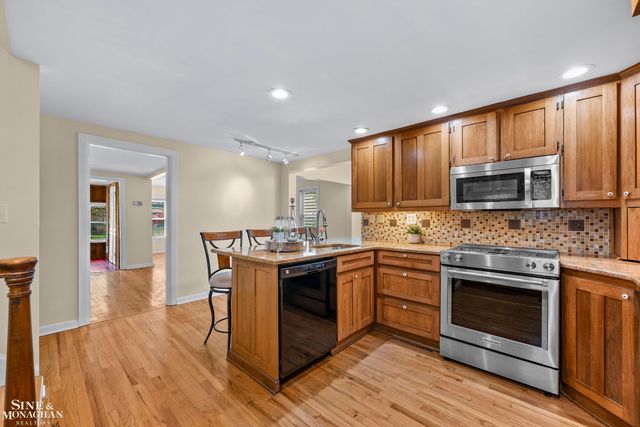 190 Lakeview Avenue, Grosse Pointe Farms, MI 48236