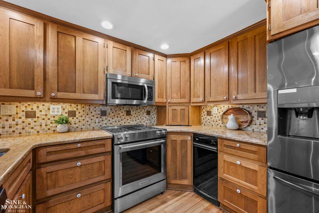 190 Lakeview Avenue, Grosse Pointe Farms, MI 48236