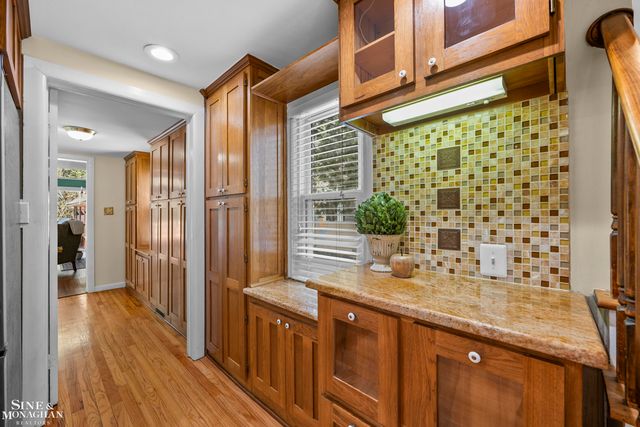 190 Lakeview Avenue, Grosse Pointe Farms, MI 48236