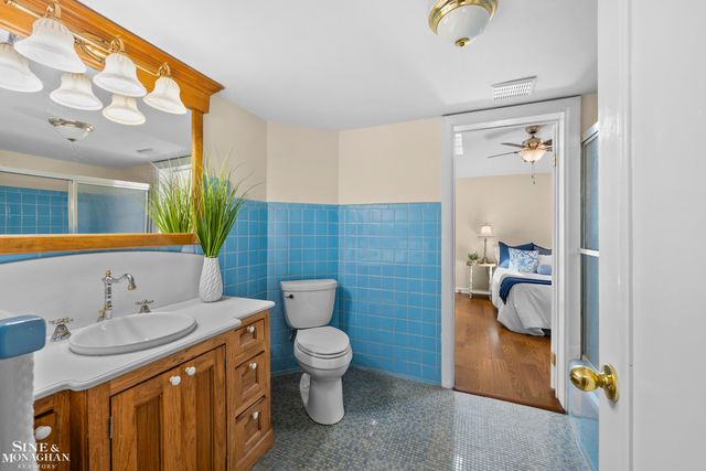 190 Lakeview Avenue, Grosse Pointe Farms, MI 48236
