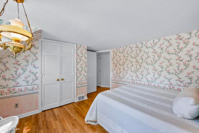190 Lakeview Avenue, Grosse Pointe Farms, MI 48236